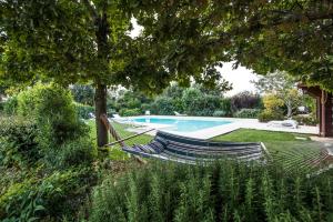 un'amaca in un cortile accanto alla piscina di Masseria Lacatena a Gorgofreddo