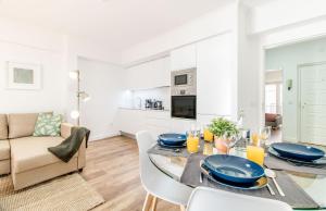 comedor y sala de estar con mesa y sillas en Lisbon Stay at Santo Antonio Flat, en Lisboa