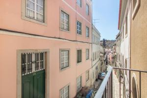 desde el balcón de un edificio con una puerta verde en Lisbon Stay at Santo Antonio Flat, en Lisboa