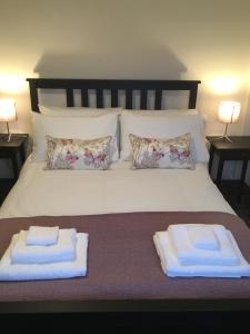 Ένα ή περισσότερα κρεβάτια σε δωμάτιο στο Kennedy Terrace; Modern 2 bedroom house, central