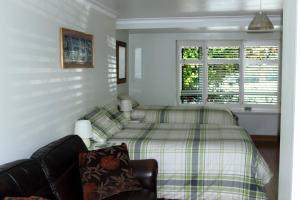 スウィンドンにあるHighworth Houseのベッドルーム1室(ベッド1台、ソファ、窓付)