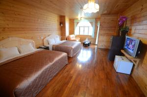 a bedroom with two beds and a flat screen tv at Sea of Clouds Vacation Villa in Ren'ai