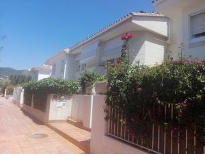 a house with a fence with flowers on it at agradable y familiar in Premiá de Mar