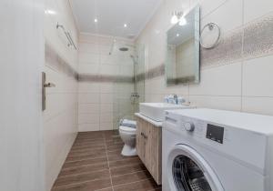 ein Badezimmer mit Waschmaschine und Waschbecken in der Unterkunft Sea La Vie Villa in Zakynthos + 36 Fotos