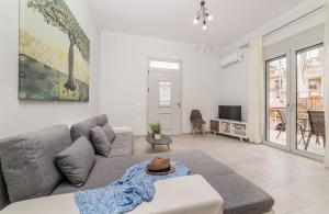 ein Wohnzimmer mit Sofa und Tisch in der Unterkunft Sea La Vie Villa in Zakynthos