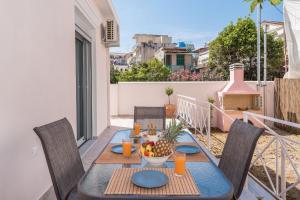 ein Tisch mit einer Obstschale auf einem Balkon in der Unterkunft Sea La Vie Villa in Zakynthos