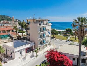 Luftblick auf ein Gebäude und das Meer in der Unterkunft Sea La Vie Villa in Zakynthos