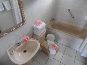 Baðherbergi á Hotel Manutara