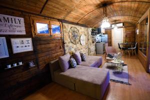 una sala de estar con sofá en una cabaña en Los vagones, en Vatopedi