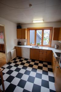 una cocina con suelo a cuadros en blanco y negro en 3 storey, 5 bedroom, 3 bathroom house in the center of Tórshavn, en Tórshavn
