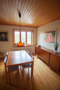 sala de estar con mesa y techo de madera en 3 storey, 5 bedroom, 3 bathroom house in the center of Tórshavn, en Tórshavn