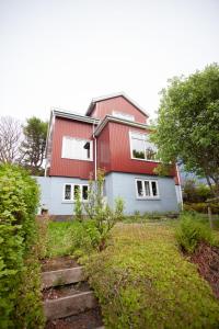 una casa con una casa roja y blanca en 3 storey, 5 bedroom, 3 bathroom house in the center of Tórshavn, en Tórshavn