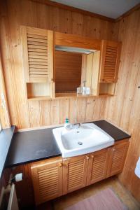Ένα μπάνιο στο 3 storey, 5 bedroom, 3 bathroom house in the center of Tórshavn