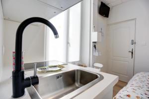 Ένα μπάνιο στο Sweet Home Marceau 6 studios hyper centre proche de la mer et du palais +65 φωτογραφίες