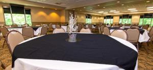 einen Konferenzraum mit einem Tisch und Stühlen in der Unterkunft Carter Caves State Resort Park in Olive Hill