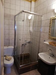 Koupelna v ubytování Stavraetos + 37 fotografií