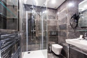 ein Bad mit einer Dusche, einem WC und einem Waschbecken in der Unterkunft CMG Friedland // Champs Elysées in Paris