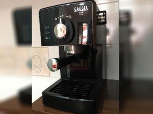 Une cafetière noire est disponible sur la table. dans l'établissement Appartamenti Monacò, à San Vito Lo Capo