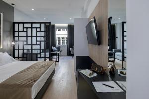 TV a/nebo společenská místnost v ubytování Philosofia Athens Suites