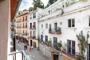 Blick auf eine Straße in einer Stadt mit Gebäuden in der Unterkunft Urban Suites Granada in Granada