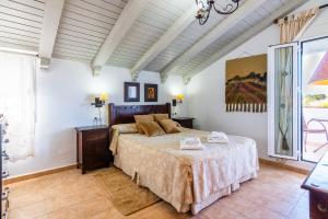 - une chambre avec un grand lit dans l'établissement Villas Dehesa Roche Viejo, à Conil de la Frontera