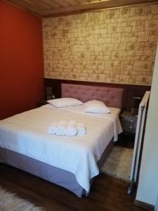 um quarto com uma cama com duas toalhas em Stavraetos em Sirako