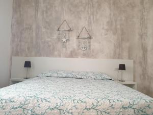um quarto com uma cama e duas lâmpadas em duas mesas em Caletta sul Mare em La Caletta