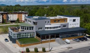 una vista aerea di un grande edificio bianco di Hotel Kristály Konferencia & Wellness ad Ajka