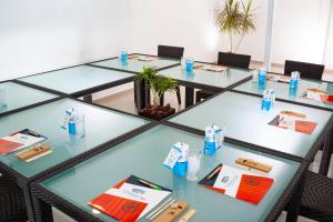 - une salle de réunion avec une table et des chaises dans l'établissement Container Inn, à Puerto Vallarta