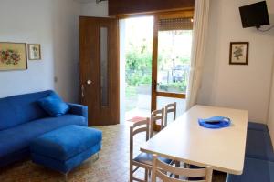 sala de estar con sofá azul y mesa en VILLA CRISTINA N.05, en Lido di Jesolo
