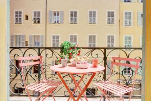 d'une table et de deux chaises sur un balcon. dans l'établissement Le Philibert - SPLENDID, 6 BEDROOMS, 12P, ALL RENOVATED, PORT, A/C, à Nice