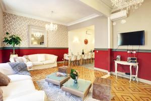 - un salon avec un canapé blanc et un mur rouge dans l'établissement Le Philibert - SPLENDID, 6 BEDROOMS, 12P, ALL RENOVATED, PORT, A/C, à Nice