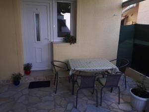 Balkón nebo terasa v ubytování Apartmani Ivišić