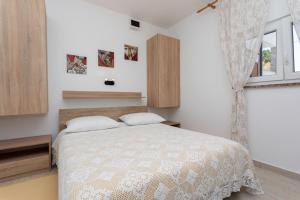 Tempat tidur dalam kamar di Apartments Hana