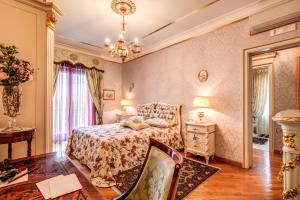 Postel nebo postele na pokoji v ubytování Domus Vittoria - The Luxury Quintessence