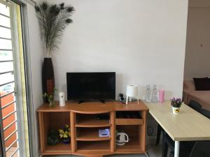 a desk with a television on top of it at Bukit Bentong Homestay in Bentong