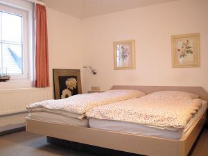a bed in a bedroom with a window at Uns Gartenhus mit Blick auf das Meer in Thiessow