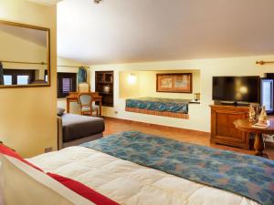 a hotel room with a bed and a television at Hotel Sirius in Taormina