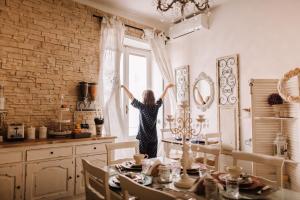 uma mulher em pé em frente a uma janela numa cozinha em RomAntic Dreams em Roma