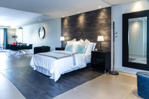 - une chambre avec un grand lit et un bureau dans l'établissement Rooms & Suites Loft 2E Deluxe Edition Arrecife, à Arrecife