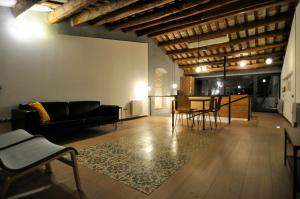 ein Wohnzimmer mit einem Sofa und einem Tisch in der Unterkunft apartamento en el centro in Vilanova i la Geltrú