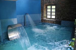 Bazén v ubytovaní Balneario Caldas de Luna alebo v jeho blízkosti