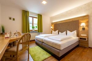 Postel nebo postele na pokoji v ubytování Zur Post Kümmersbruck Hotel & Tiny Houses