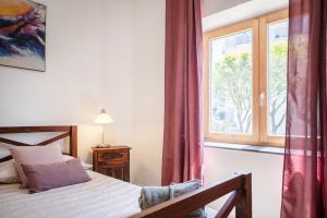 1 dormitorio con cama y ventana en B&B PROCHYTEA en Procida