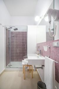 La salle de bains est pourvue d'un lavabo et d'une douche. dans l'établissement B&B PROCHYTEA, à Procida