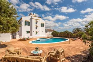 een buitenuitzicht op een villa met een zwembad bij Finca Son Pere in Ferreries