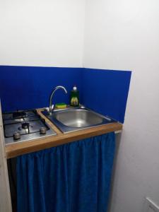 a kitchen counter with a sink and a stove at La Melagrana in Castellammare del Golfo