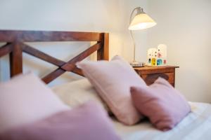 B&B PROCHYTEA في بروسيدا: غرفة نوم بسرير مع وسادتين ومصباح
