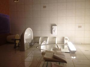 ein Badezimmer mit Urinal und Handtüchern auf dem Boden in der Unterkunft Pension & Appartement Fortin in Bad Kleinkirchheim