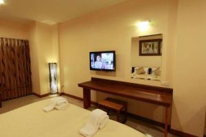Телевизор и/или развлекательный центр в Baanmalai Hotel Chiangrai